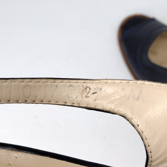 Neiman Marcus Women's Leather Strap Open Toe Stacked Heels Shoes - Picture 14 of 15